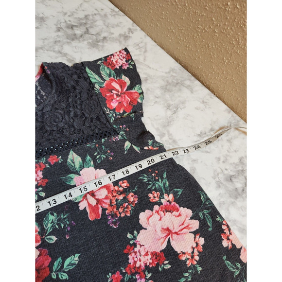 Torrid Women's Gray Pink Floral‎ Crew Neck Lace Pieced Tie Back Blouse 2X - Picture 5 of 6